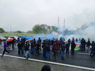 Attivisti contro il G7: con un blitz, bloccata la tangenziale a Venaria